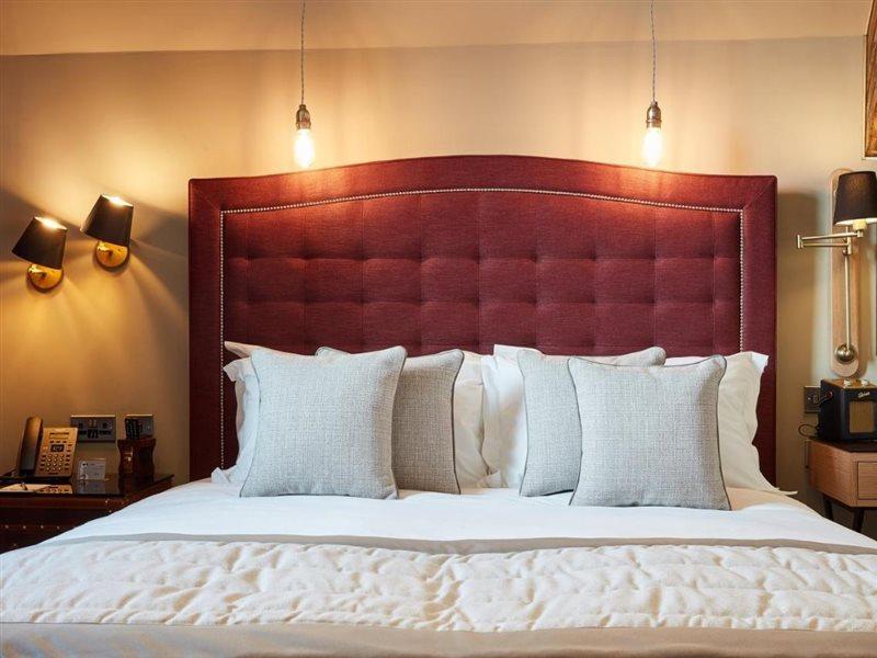 Oddfellows On The Park Cheadle  Ngoại thất bức ảnh A bed with a headboard